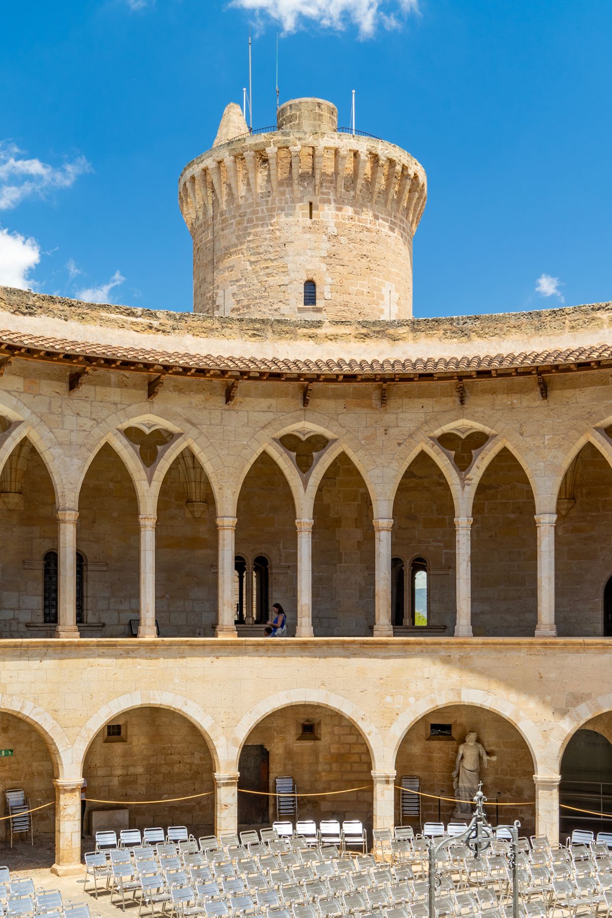 Runder gotischer Innenhof des Castell de Bellver in Palma de Mallorca