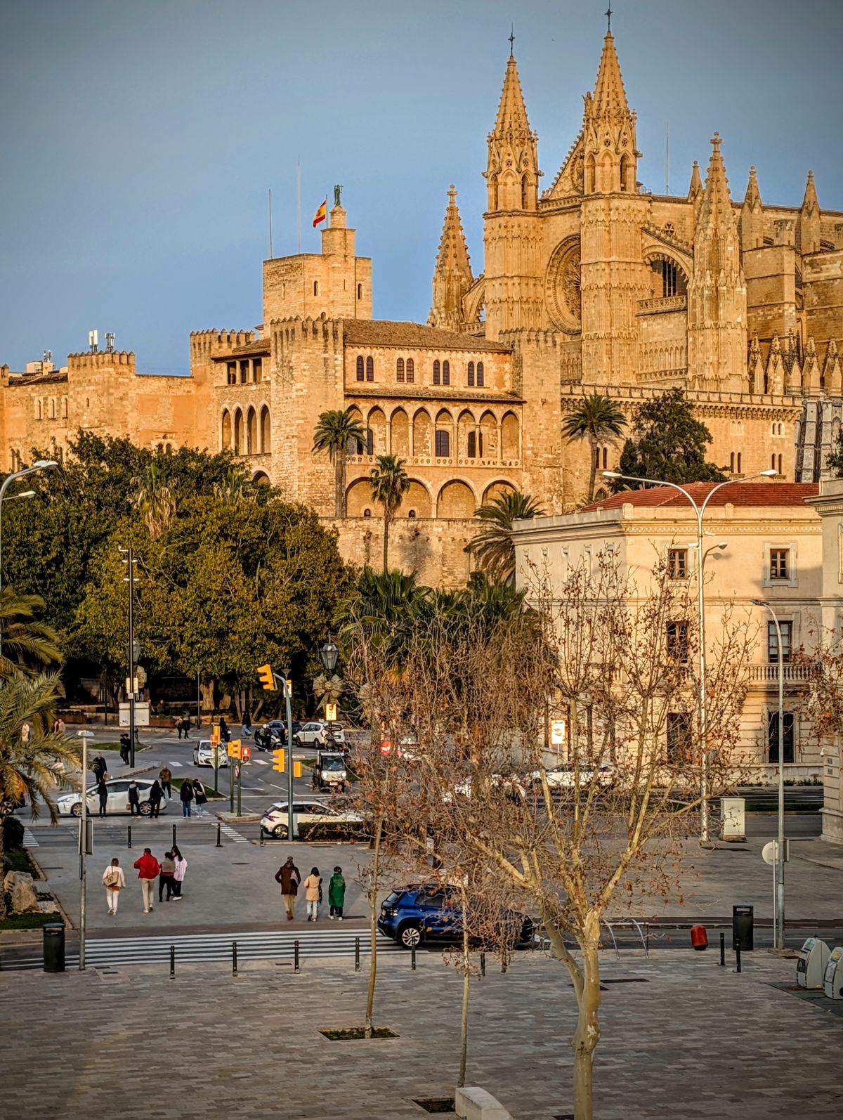 Kathedrale von Palma (La Seu) und Almudaina-Palast vom Meer aus gesehen