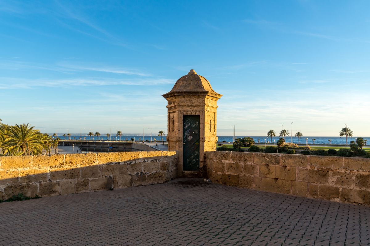 Historische Stadtmauer von Palma (Dalt Murada) mit Palmen am Mittelmeer