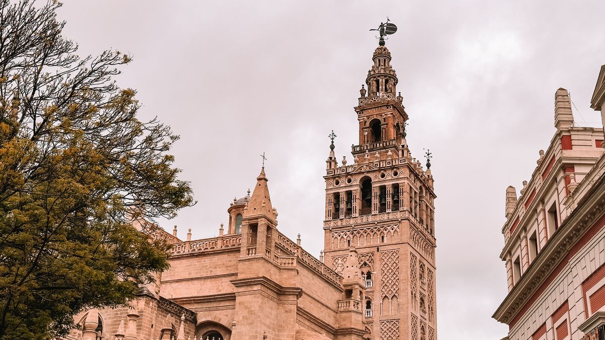 Die Giralda, der Glockenturm der Kathedrale von Sevilla