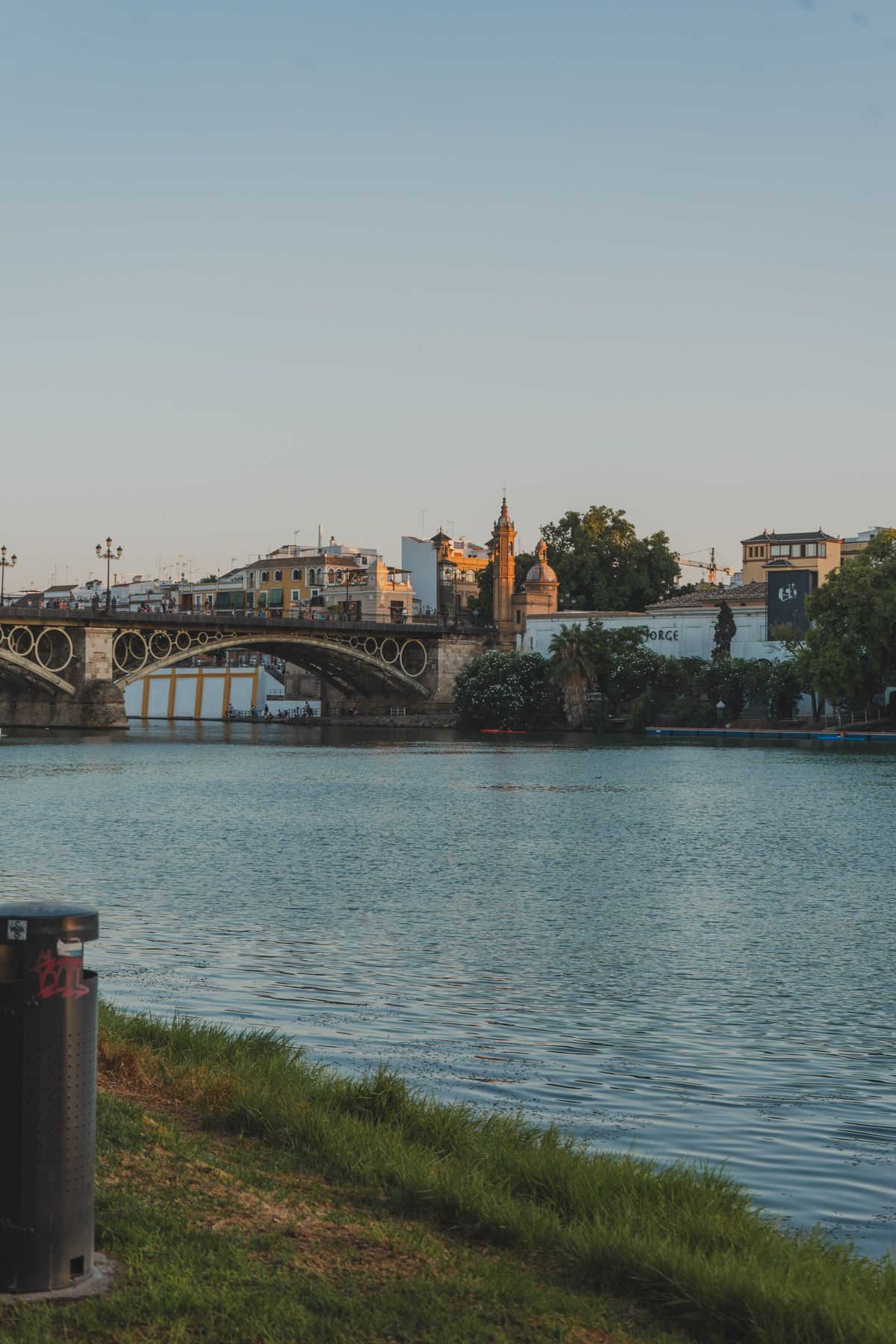 Puente de Isabel II (Puente de Triana) über den Guadalquivir bei Sonnenuntergang