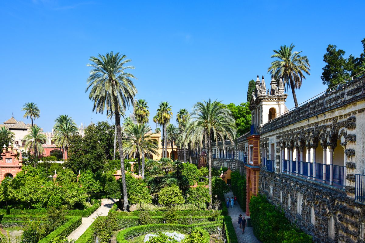 Gärten des Real Alcázar von Sevilla mit seiner Mudéjar-Architektur