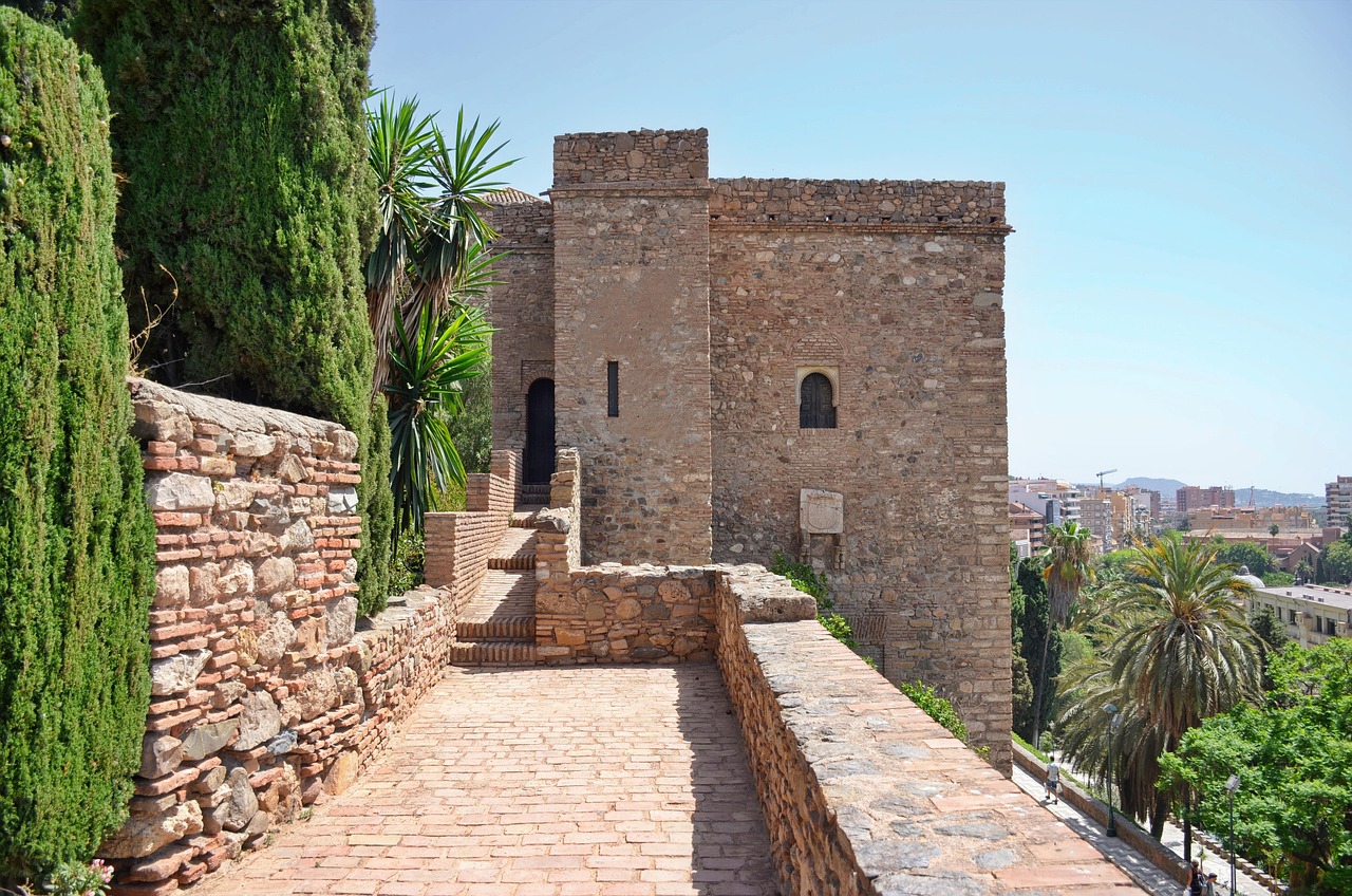 Rampe fortifiée de l’Alcazaba de Malaga avec la ville en arrière-plan