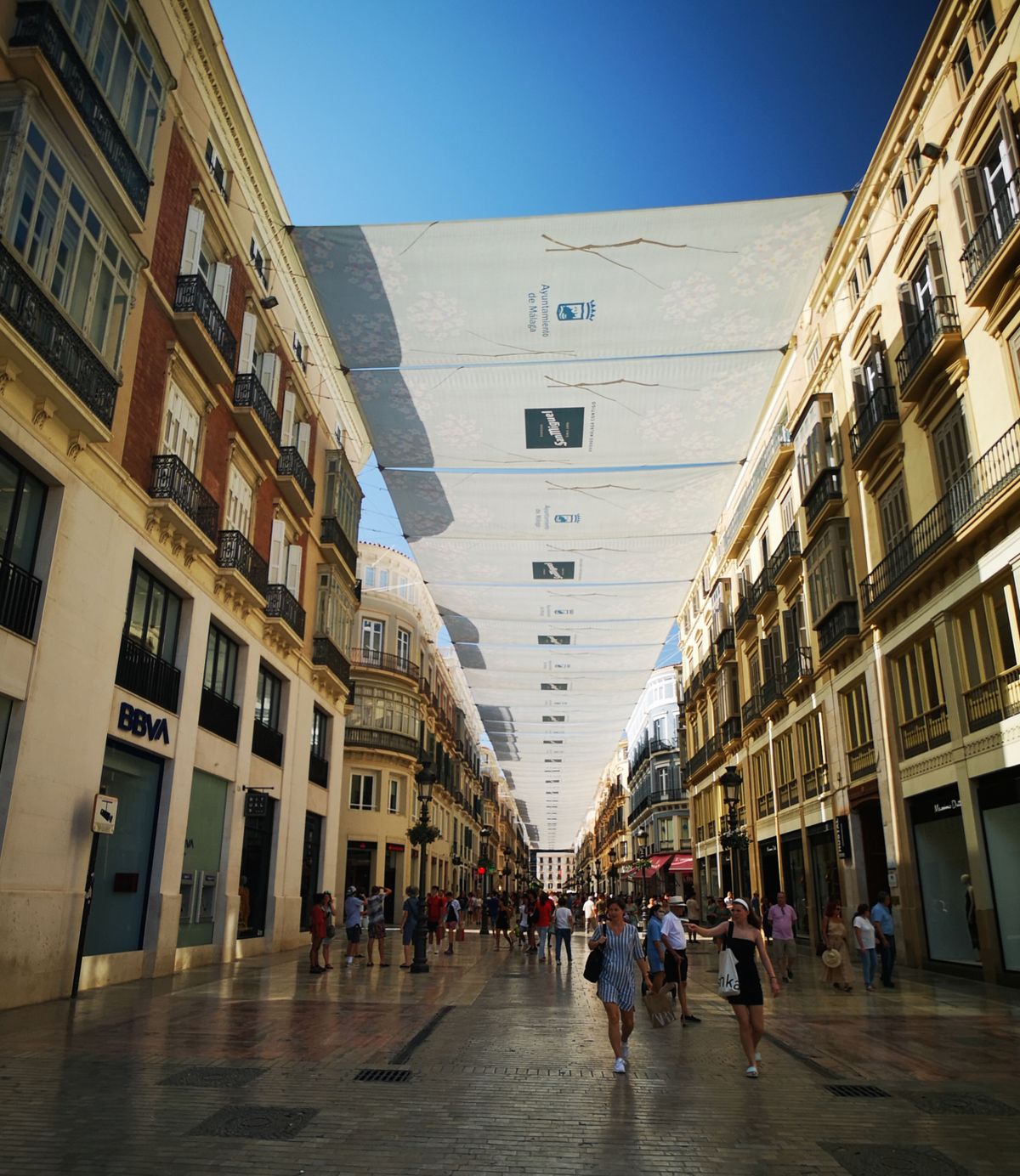 Calle Larios de Málaga avec les stores qui ombragent le centre en été