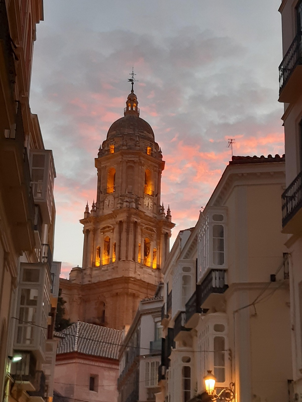 Tour de la Catedral de Málaga, La Manquita, au coucher du soleil depuis une rue du centre