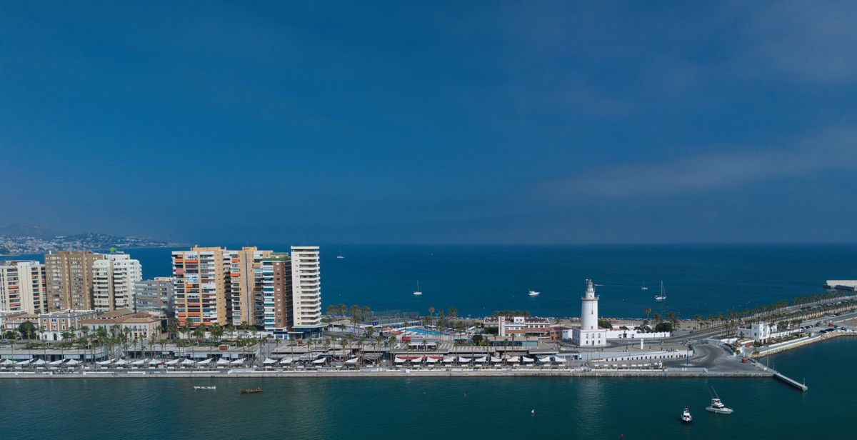 Vue aérienne de Muelle Uno, La Farola et la plage de la Malagueta à Malaga