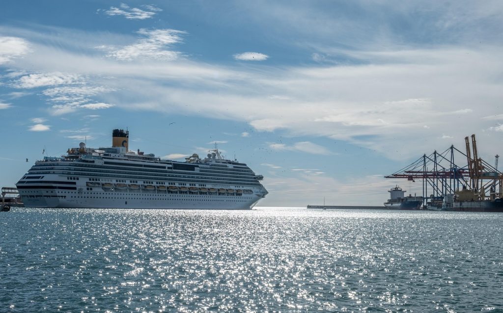 Navire de croisière amarré dans le port de Malaga pendant une escale