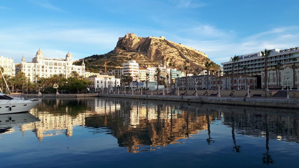 Casa Carbonell et le Castillo de Santa Bárbara sur le mont Benacantil, reflétés dans le port d'Alicante