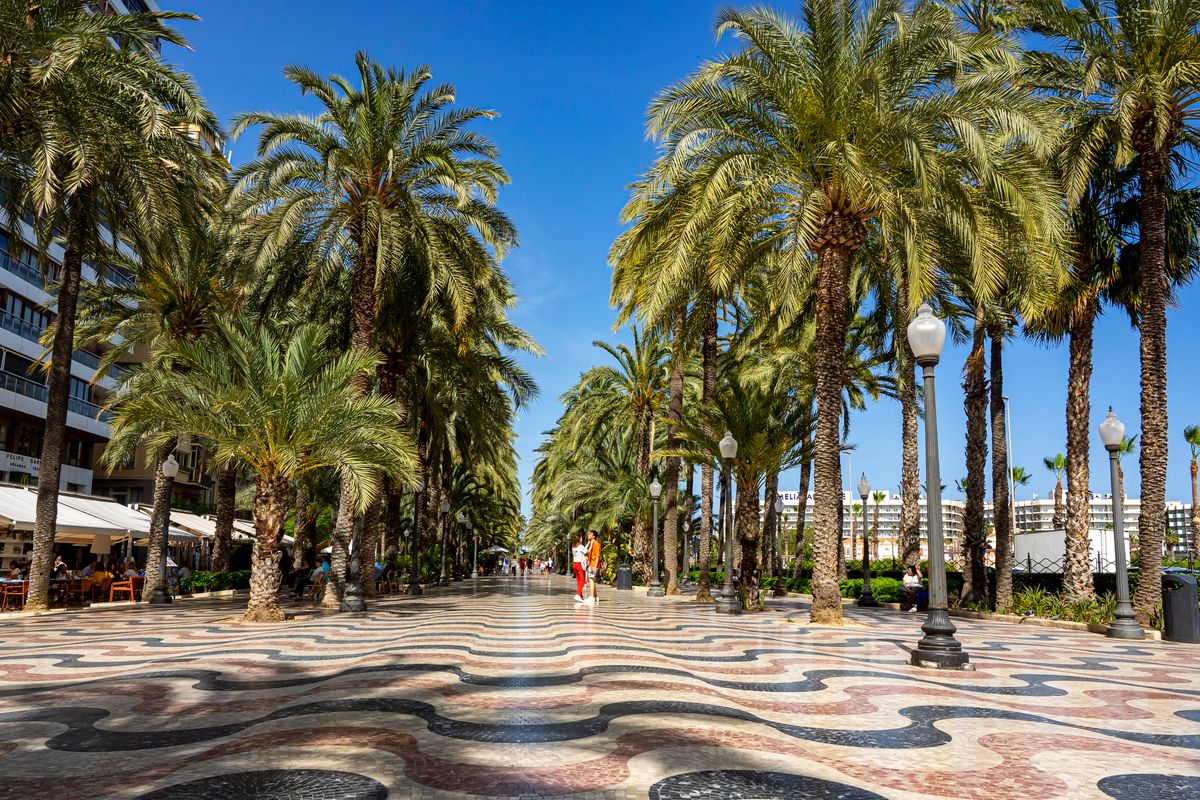 Explanada de España d'Alicante avec sa mosaïque ondulée de marbre et ses palmiers