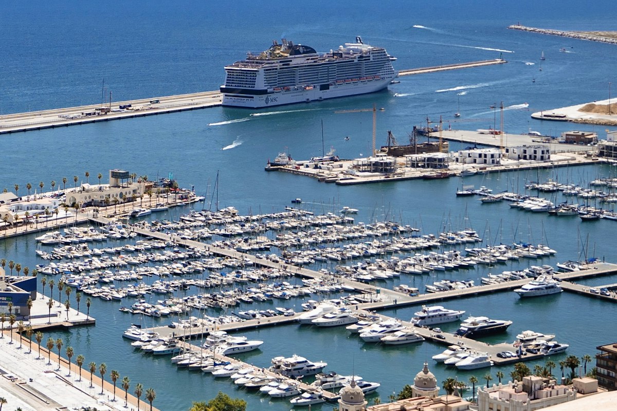 Bateau de croisière amarré dans le port d'Alicante, vu depuis le Castillo de Santa Bárbara