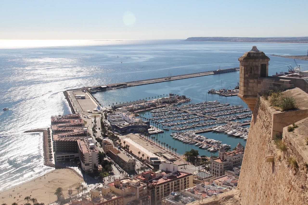 Guérite du Castillo de Santa Bárbara avec vue sur la plage du Postiguet et le port d'Alicante