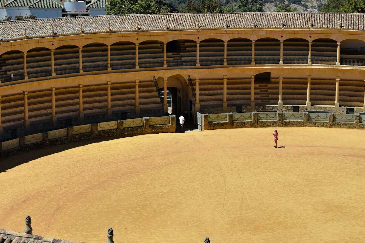 Arène et double arcature en pierre de la Plaza de Toros de la Real Maestranza de Ronda